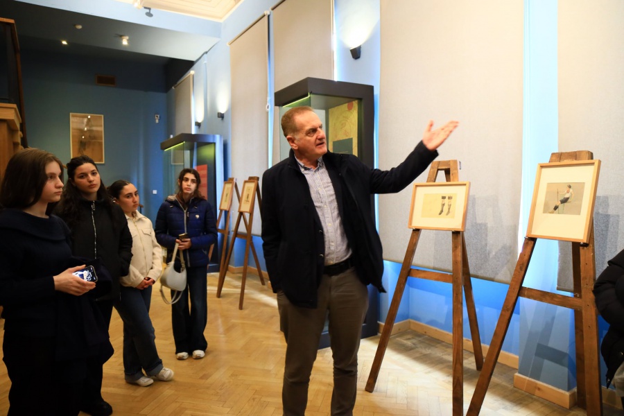 კონსტანტინე გამსახურდიას შეხვედრა მოსწავლეებთან