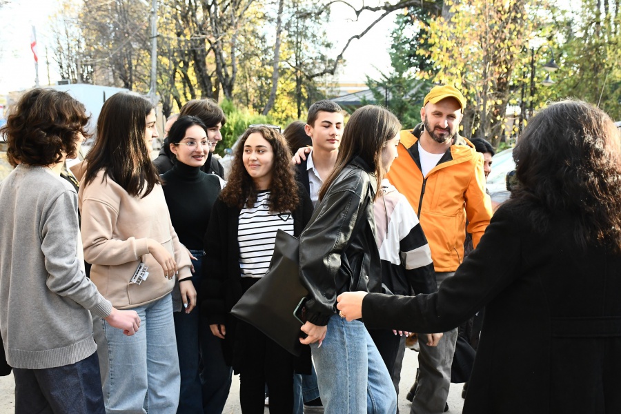 „ეკვილიბრიუმი“ დუშეთის განახლებულ ბიბლიოთეკას ეწვია