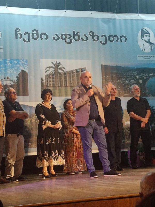 ეროვნულმა ბიბლიოთეკამ ფესტივალ „ქუჯის“ დამფუძნებლებს საჩუქრები გადასცა