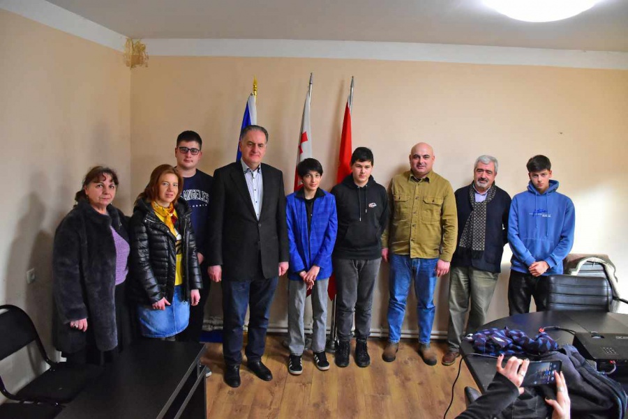 კონსტანტინე გამსახურდია ეროვნული ბიბლიოთეკის წარმომადგენლებთან ერთად ქარელის ბიბლიოთეკას ესტუმრა